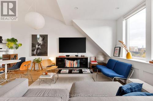 16 Rosemount Avenue, Toronto, ON - Indoor Photo Showing Living Room