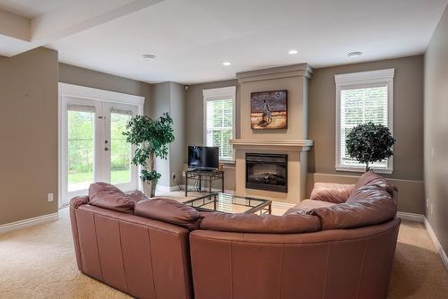444 Quilchena Drive, Kelowna, BC - Indoor Photo Showing Living Room With Fireplace