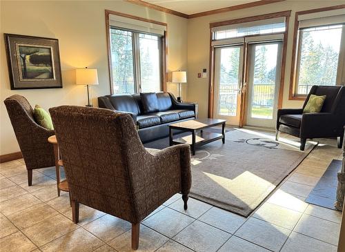 211D-200 Bighorn Boulevard, Radium Hot Springs, BC - Indoor Photo Showing Living Room