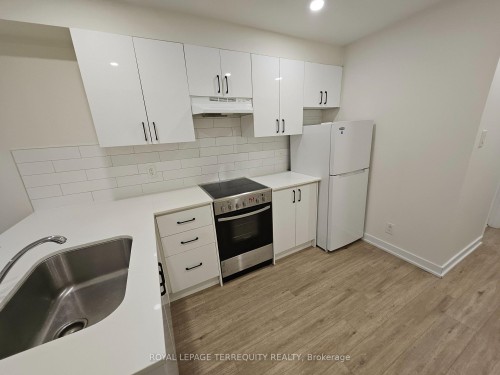 7-450 Arlington Avenue, Toronto, ON - Indoor Photo Showing Kitchen With Double Sink