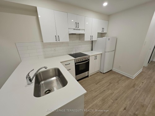 7-450 Arlington Avenue, Toronto, ON - Indoor Photo Showing Kitchen With Double Sink