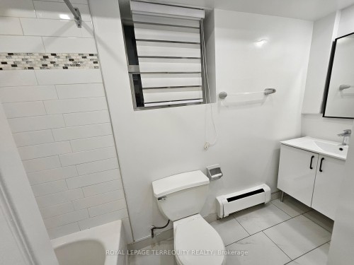 7-450 Arlington Avenue, Toronto, ON - Indoor Photo Showing Bathroom