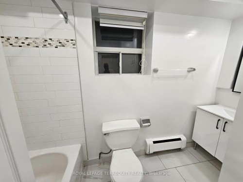 7-450 Arlington Avenue, Toronto, ON - Indoor Photo Showing Bathroom