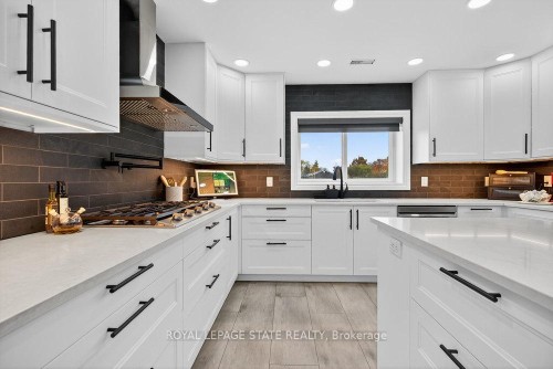 74 Green Mountain Road E, Hamilton, ON - Indoor Photo Showing Kitchen With Upgraded Kitchen