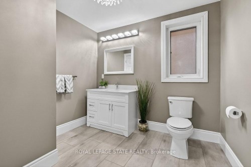 74 Green Mountain Road E, Hamilton, ON - Indoor Photo Showing Bathroom