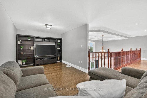 74 Green Mountain Road E, Hamilton, ON - Indoor Photo Showing Living Room