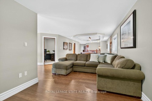 74 Green Mountain Road E, Hamilton, ON - Indoor Photo Showing Living Room