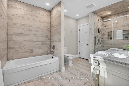74 Green Mountain Road E, Hamilton, ON - Indoor Photo Showing Bathroom
