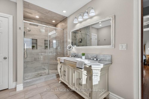 74 Green Mountain Road E, Hamilton, ON - Indoor Photo Showing Bathroom