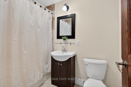 74 Green Mountain Road E, Hamilton, ON - Indoor Photo Showing Bathroom