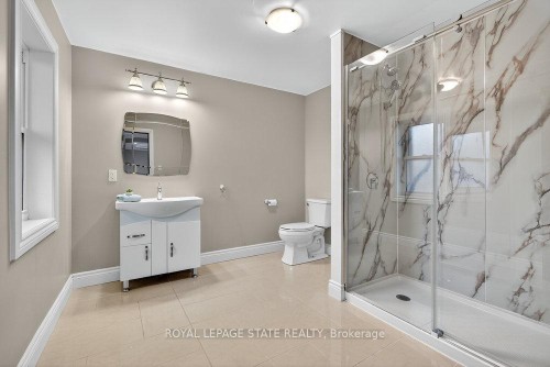 74 Green Mountain Road E, Hamilton, ON - Indoor Photo Showing Bathroom