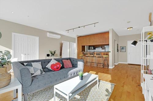 201-320 Rue Sherbrooke O.  Montréal (Ville-Marie), QC H2X 1X9