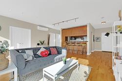 201-320 Rue Sherbrooke O.  Montréal (Ville-Marie), QC H2X 1X9