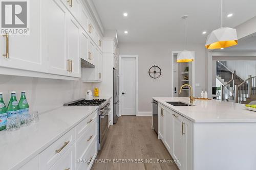 1437 Lakeport Crescent, Oakville, ON - Indoor Photo Showing Kitchen With Double Sink With Upgraded Kitchen