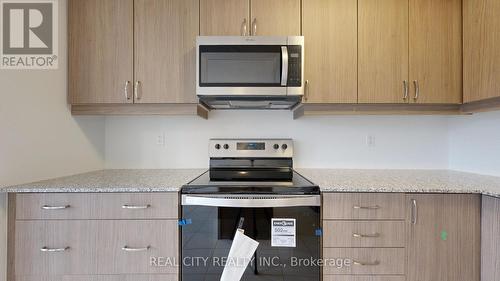 11 Keppel Circle W, Brampton, ON - Indoor Photo Showing Kitchen