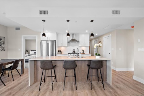 301-2520 Hackett Cres, Central Saanich, BC - Indoor Photo Showing Kitchen With Stainless Steel Kitchen With Upgraded Kitchen