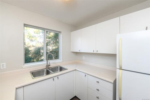 409-1050 Braidwood Rd, Courtenay, BC - Indoor Photo Showing Kitchen With Double Sink