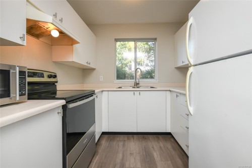 409-1050 Braidwood Rd, Courtenay, BC - Indoor Photo Showing Kitchen With Double Sink