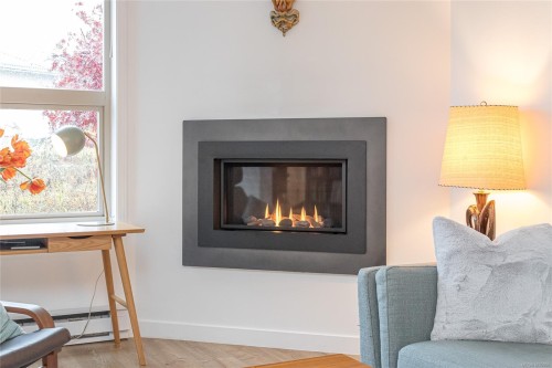 111-4949 Wills Rd, Nanaimo, BC - Indoor Photo Showing Living Room With Fireplace