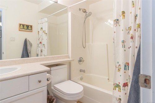 111-4949 Wills Rd, Nanaimo, BC - Indoor Photo Showing Bathroom