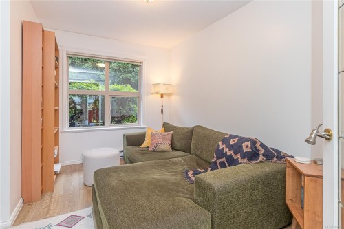 111-4949 Wills Rd, Nanaimo, BC - Indoor Photo Showing Living Room