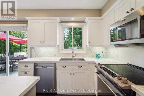 1445 Golden Meadow Trail, Oakville (Fa Falgarwood), ON - Indoor Photo Showing Kitchen