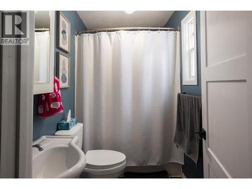 304 100A Avenue, Dawson Creek, BC - Indoor Photo Showing Bathroom