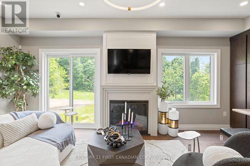 6973 Heathwoods Avenue, London South (South V), ON - Indoor Photo Showing Living Room