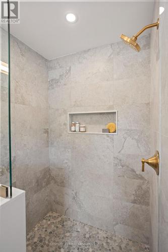 6973 Heathwoods Avenue, London South (South V), ON - Indoor Photo Showing Bathroom