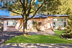 22 GREENLAND ROAD  Toronto, ON M3C 1N2