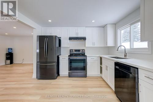 7826 Lake Jospeh Road, Georgian Bay, ON - Indoor Photo Showing Kitchen With Double Sink