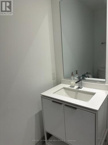 719 - 77 Shuter Street, Toronto, ON - Indoor Photo Showing Bathroom