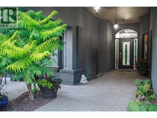 covered walkway - 3897 Gallaghers Grange, Kelowna, BC - Outdoor