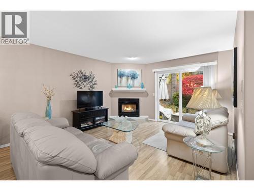 535 Glenmeadows Road Unit# 33, Kelowna, BC - Indoor Photo Showing Living Room With Fireplace