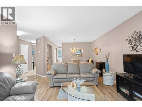 535 Glenmeadows Road Unit# 33, Kelowna, BC - Indoor Photo Showing Living Room