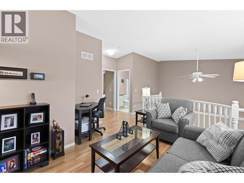 535 Glenmeadows Road Unit# 33, Kelowna, BC - Indoor Photo Showing Living Room