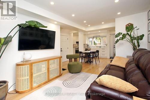 10 Esmond Crescent, Toronto, ON - Indoor Photo Showing Living Room