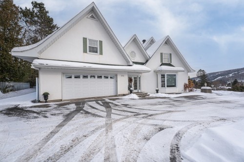 Garage - 531 Rue Principale, Saint-Sauveur, QC - Outdoor With Facade