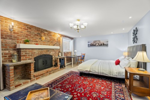 Chambre à coucher - 531 Rue Principale, Saint-Sauveur, QC - Indoor Photo Showing Bedroom With Fireplace