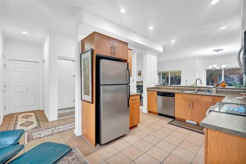 9-148 Roy Avenue, Penticton, BC - Indoor Photo Showing Kitchen