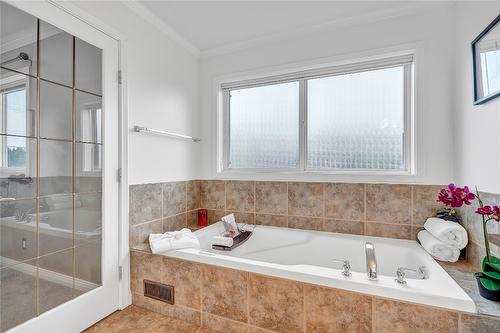 9-148 Roy Avenue, Penticton, BC - Indoor Photo Showing Bathroom