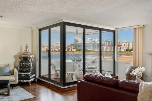 201-640 Montreal St, Victoria, BC - Indoor Photo Showing Living Room
