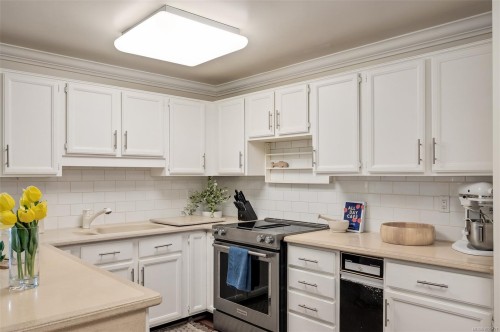 201-640 Montreal St, Victoria, BC - Indoor Photo Showing Kitchen