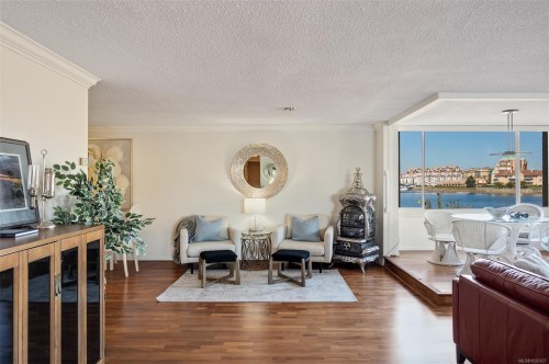 201-640 Montreal St, Victoria, BC - Indoor Photo Showing Living Room