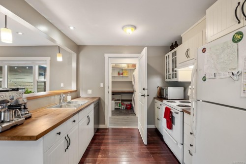 3328 Third St, Cumberland, BC 