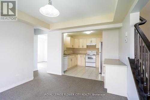 146 Winterberry Boulevard, Thorold, ON - Indoor Photo Showing Kitchen