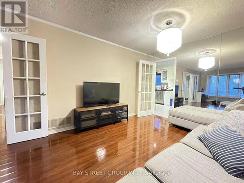 4255 Wakefield Crescent, Mississauga, ON - Indoor Photo Showing Living Room