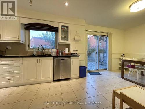 4255 Wakefield Crescent, Mississauga, ON - Indoor Photo Showing Kitchen