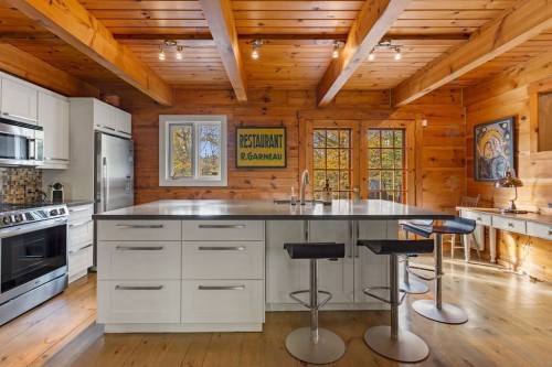Cuisine - 236 Mtée Du Val-De-Loire, Saint-Adolphe-D'Howard, QC - Indoor Photo Showing Kitchen With Upgraded Kitchen