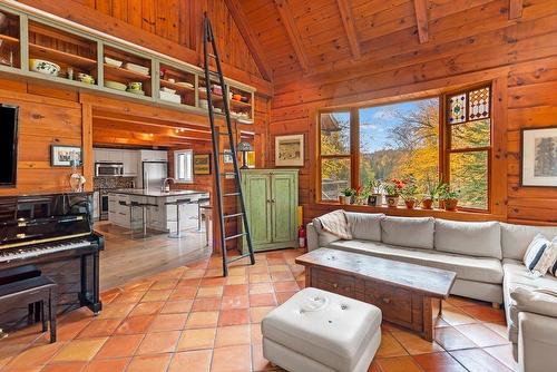 Living room - 236 Mtée Du Val-De-Loire, Saint-Adolphe-D'Howard, QC - Indoor Photo Showing Living Room
